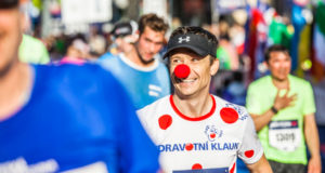 Startovné na Volkswagen Maraton Praha teď běžci zakoupí u charit a podpoří projekty VOLKSWAGEN-MARATHON-PRAHA